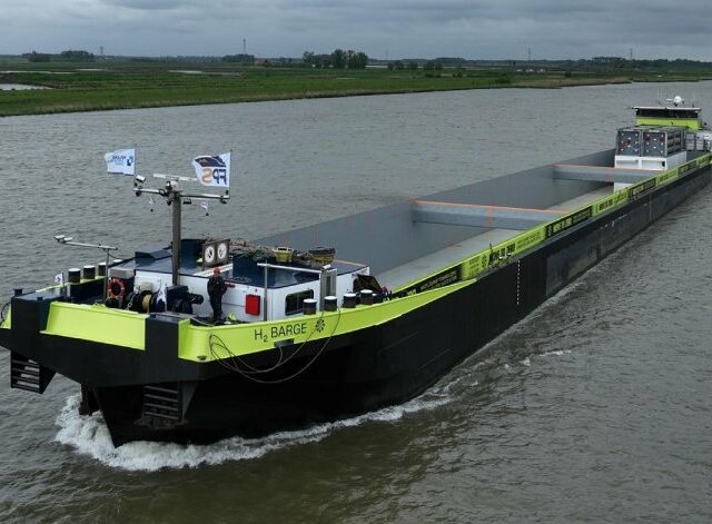 Zero-Emission Hydrogen-Powered Vessel to Transport Goods on the Rhine